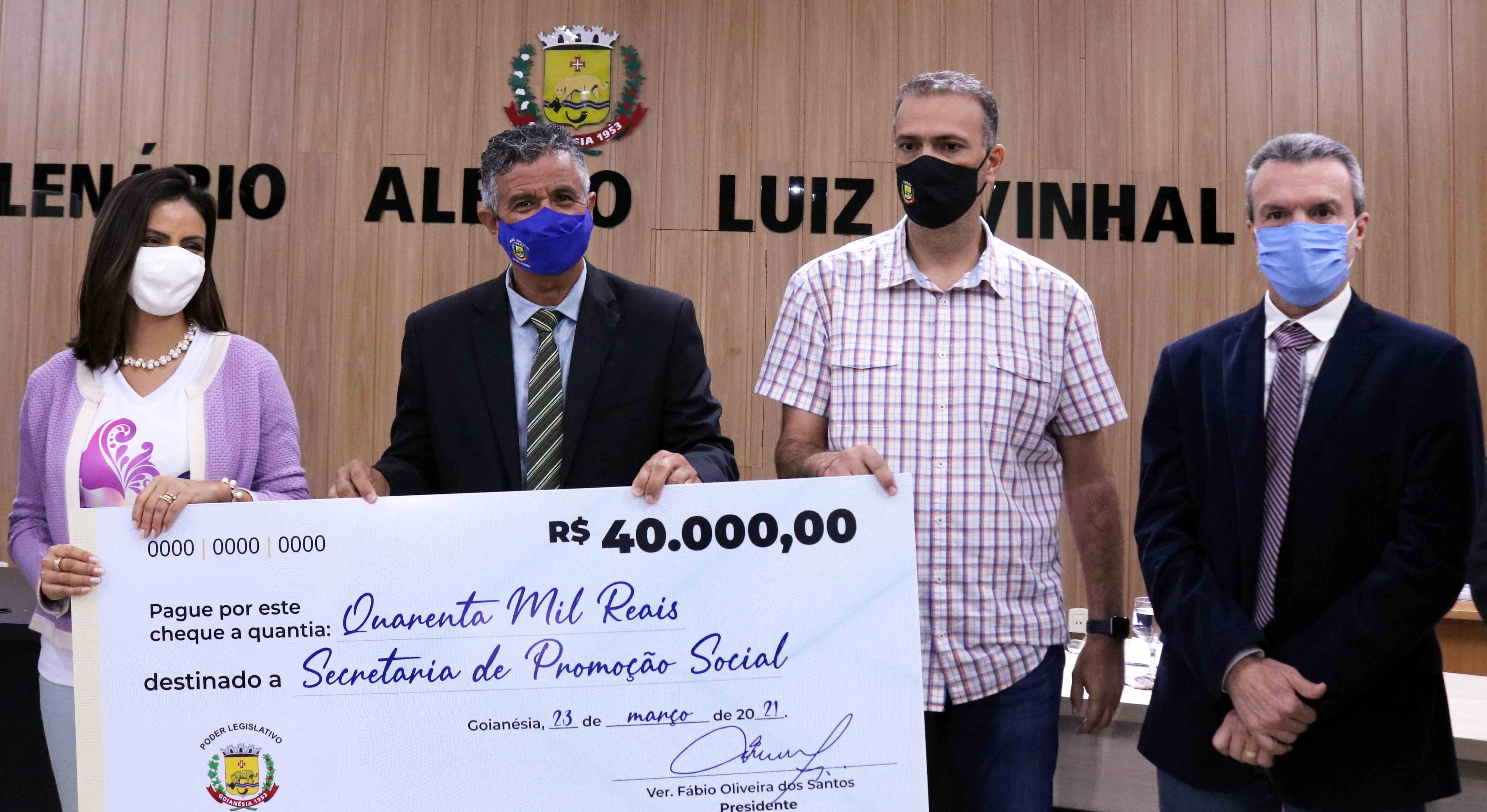Secretária de promoção social, Igara de Castro e o prefeito Leonardo Menezes, agradeceram a ação do Legislativo goianesiense. 