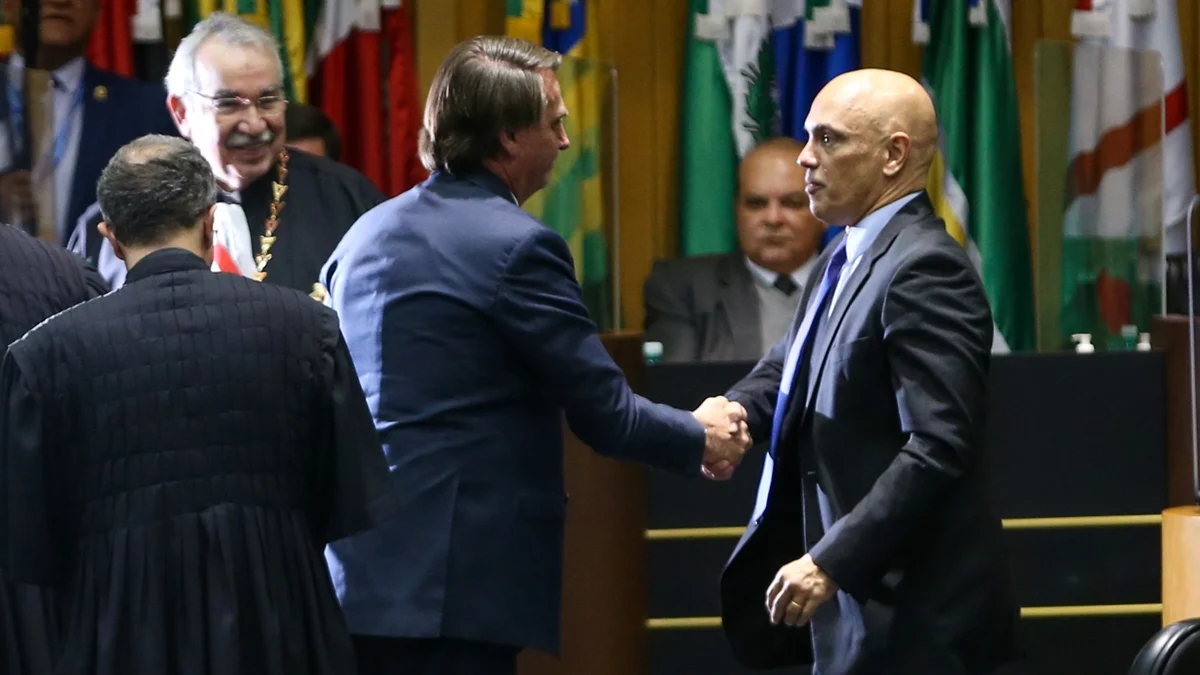Moraes amplia restrições e Bolsonaro pode ser preso se entrevistas forem para as redes sociais