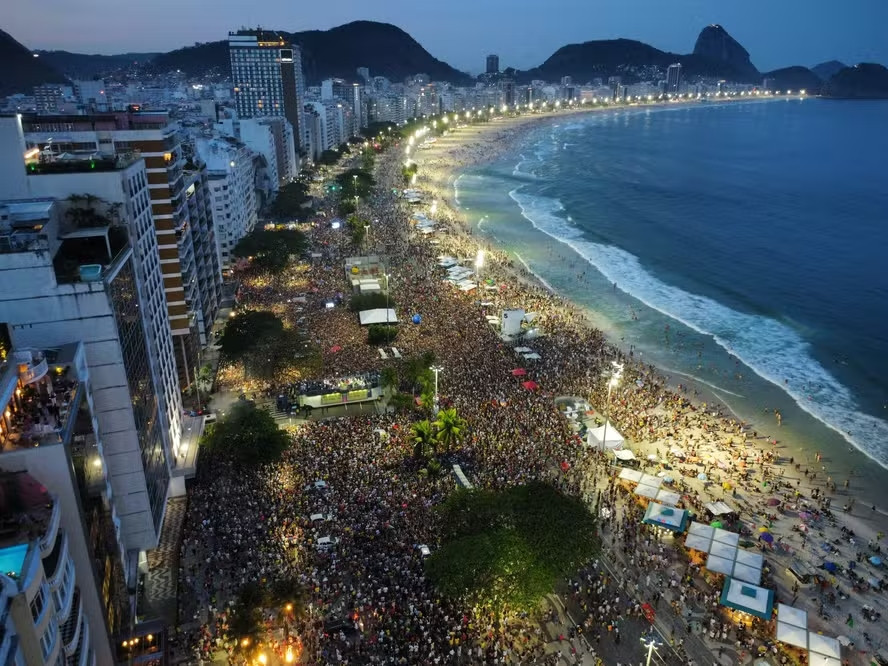 Manifestantes fazem atos contra a PEC da Blindagem e Projeto da Anistia em São Paulo, Rio e outras cidades brasileiras