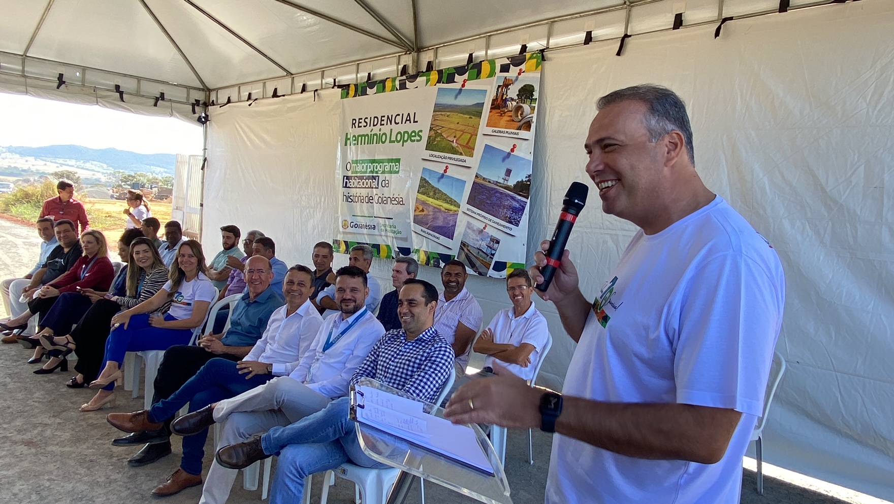 Prefeito Leonardo Menezes entrega asfalto do residencial Hermínio Lopes