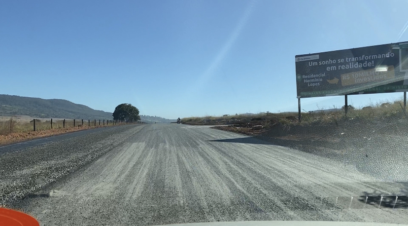 Já foram investidos 10 milhões de reais, de recursos próprios da Prefeitura, na pavimentação e infraestrutura do Residencial Hermínio Lopes. (Foto: Orcedino Júnior )