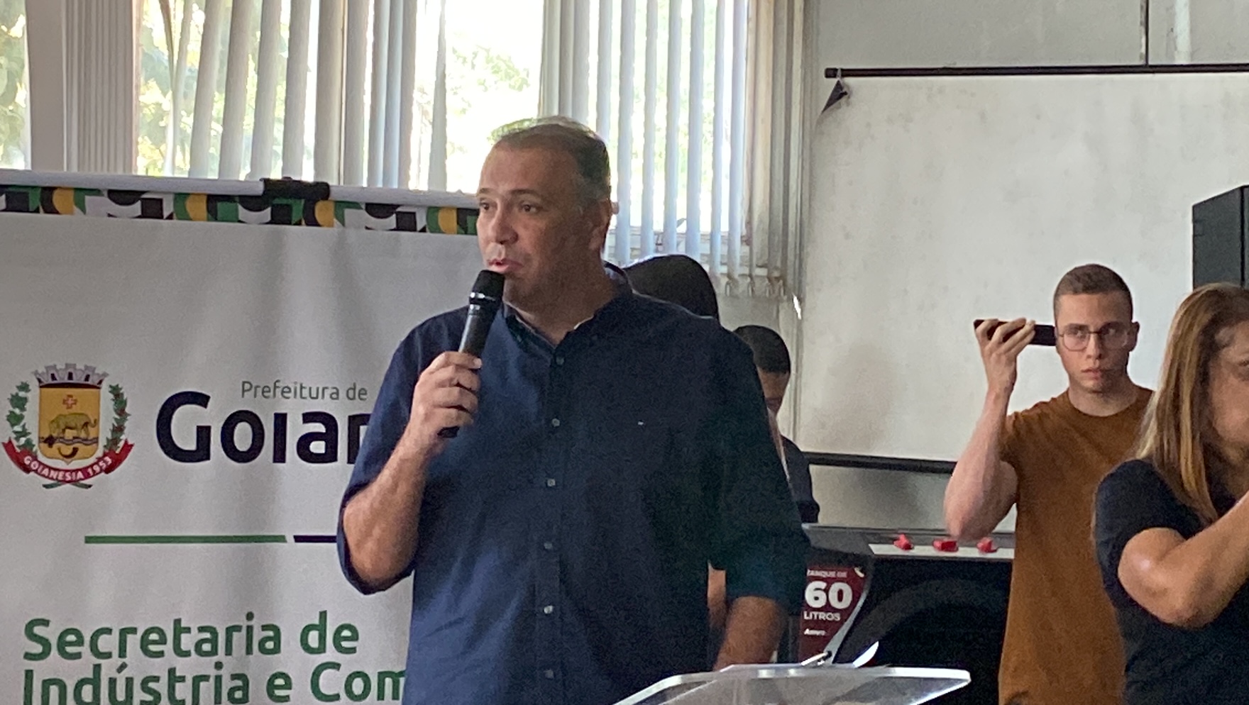 Prefeito Leonardo Menezes discursa durante evento. 