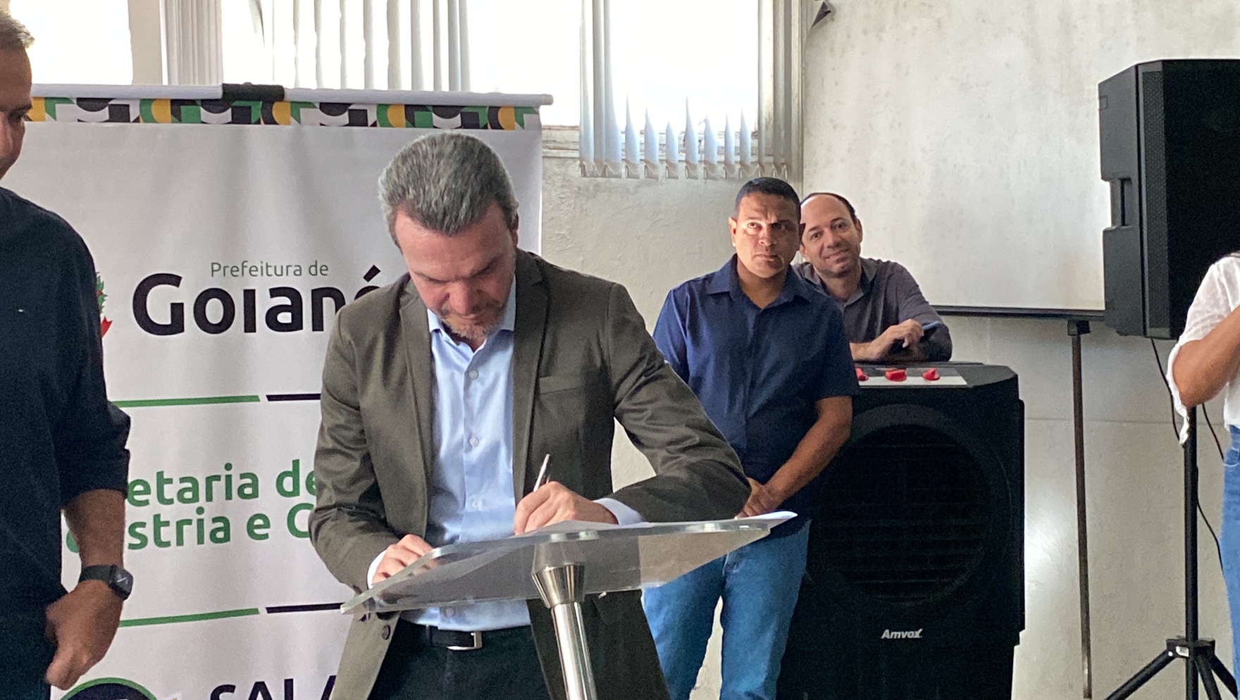 Em evento bastante prestigiado, vereador Carlos Veículos assume Secretaria de Indústria e Comércio de Goianésia