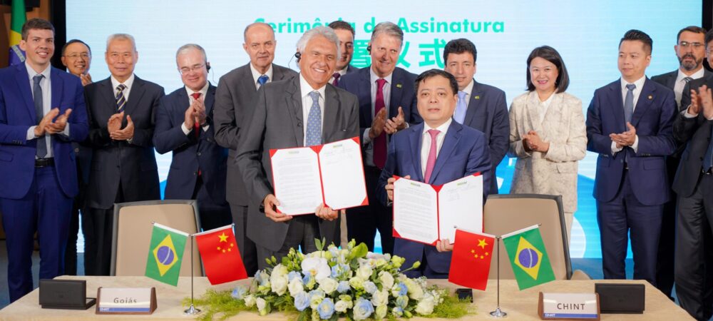 Em viagem à China , Caiado assina acordo para vinda de gigante chinesa de energia limpa