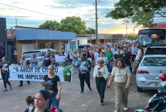 Fieis percorreram as ruas de Santa Rita protestando contra a transferência do Padre Gilson Jardene.