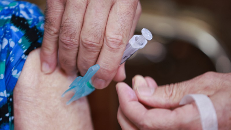 Covid-19: Saúde antecipa nova dose da bivalente para idosos
