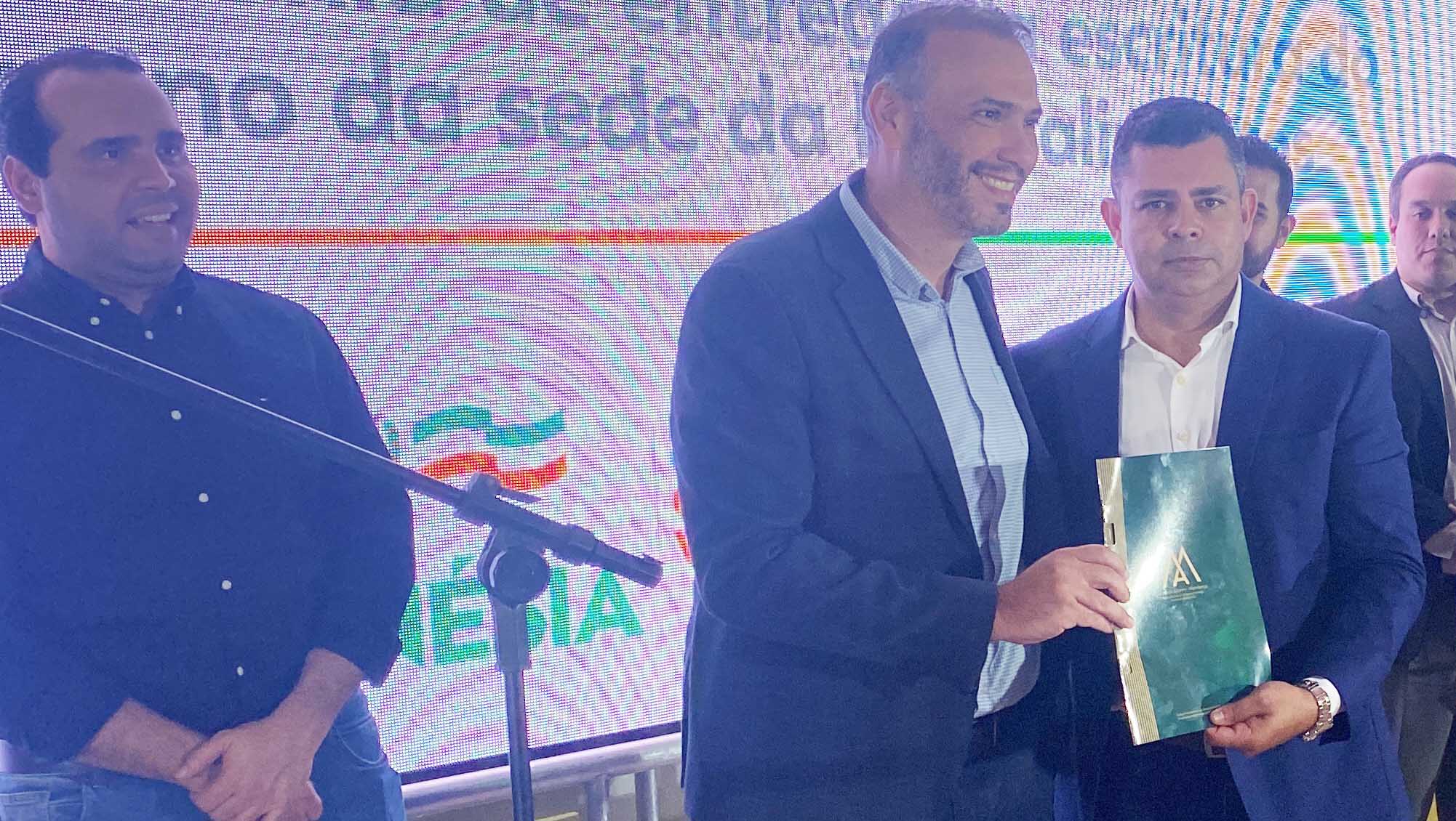 O prefeito de Goianésia, Leonardo Menezes e o empresário Alcir Marques, da Fricó Alimentos durante solenidade de entrega da escritura do terreno para a construção da empresa em 2022.