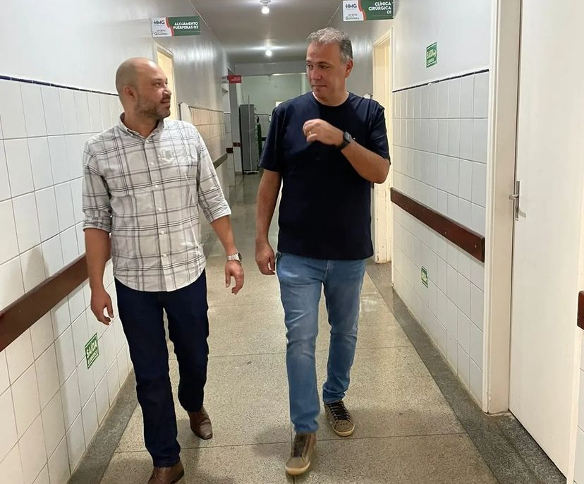 Uelberson e Leonardo Menezes durante visita ao Hospital Municipal, quando ainda era diretor da unidade de saúde. 
