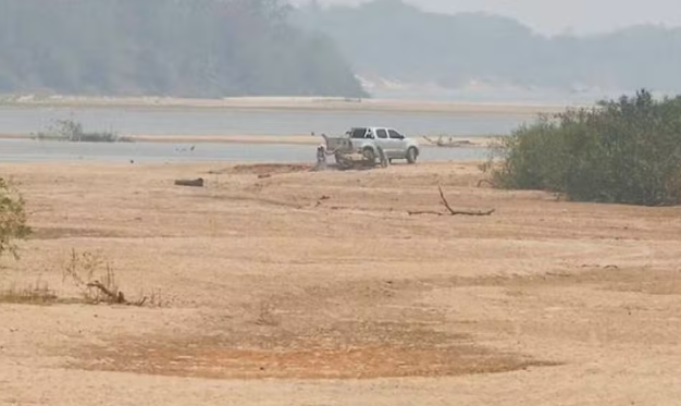 Após mais de 150 dias de estiagem, canal do Rio Araguaia seca