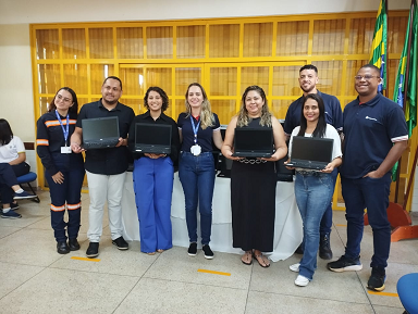 Anglo American doa computadores para escola de Barro Alto (GO)
