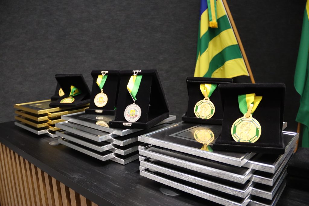 Câmara Municipal de Goianésia realiza a entrega da Medalhas dos Fundadores e Comendas