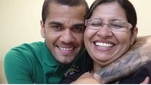 Irmão e mãe de Daniel Alves comemoram decisão de liberdade provisória