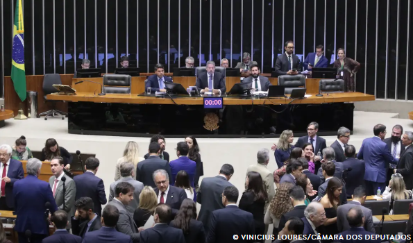 Câmara rejeita mudanças do Senado e aprova reforma tributária
