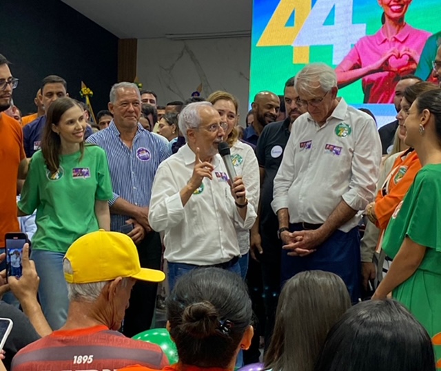 Gilberto Naves enquanto discursava explicitando seu apoio a Renato de Castro.