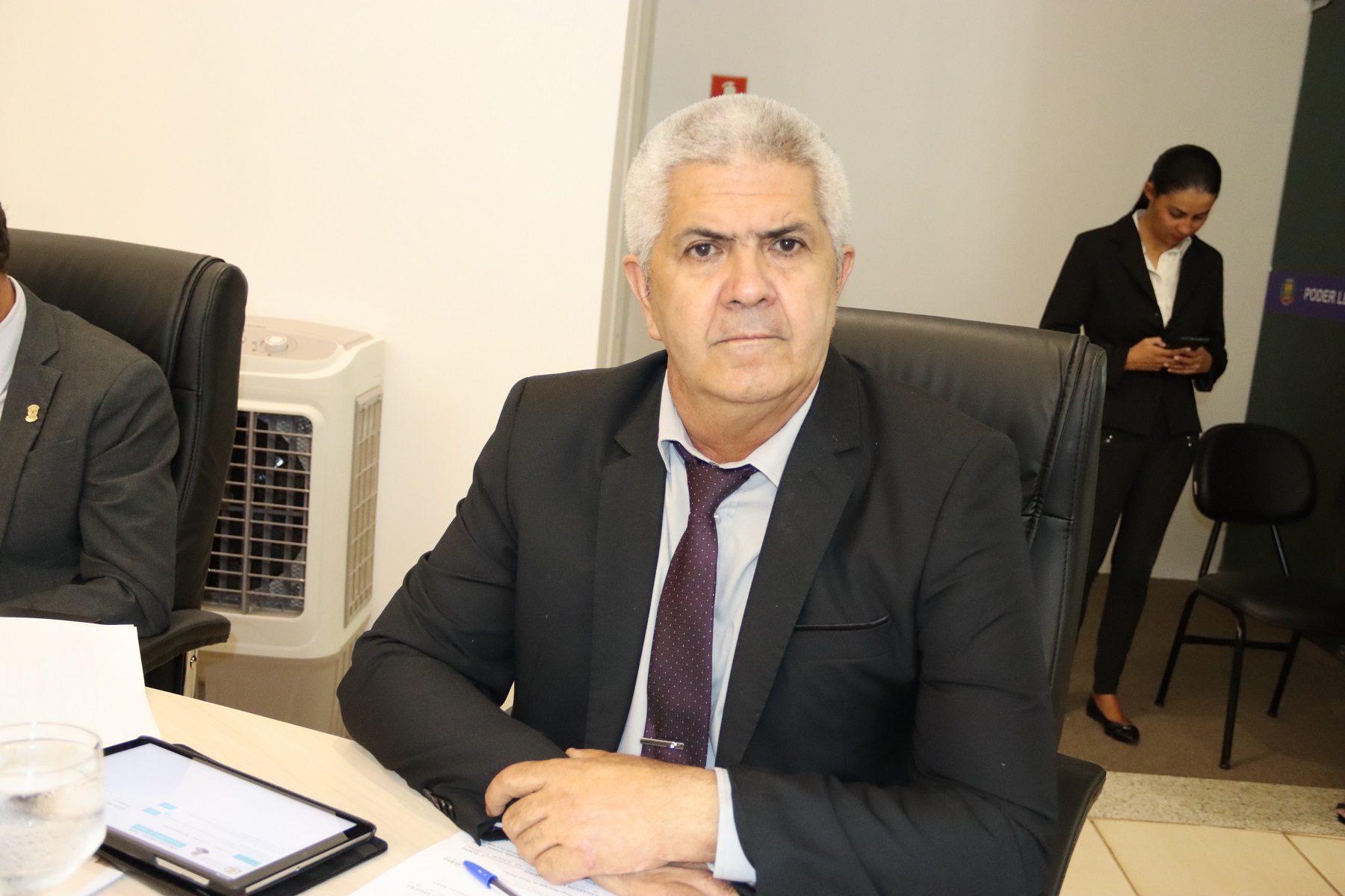 Vereador Edvaldo Ribeiro solicita reforma do asfalto no Bairro Dona Fiíca II