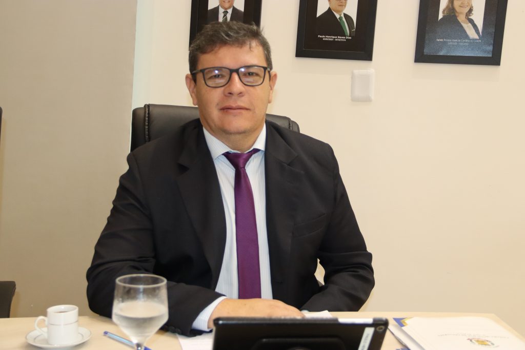 Vereador Paulo Henrique solicita reforma ou substituição do ponto de ônibus localizado na GO-080