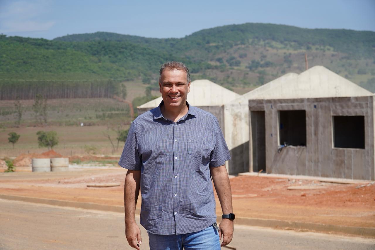 Prefeito Leonardo Menezes retoma construção de casas populares em Goianésia.