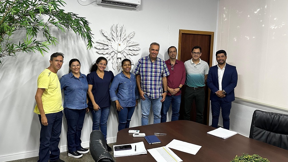 Prefeito Leonardo Menezes garante pagamento do Piso da Enfermagem para técnicos do Município
