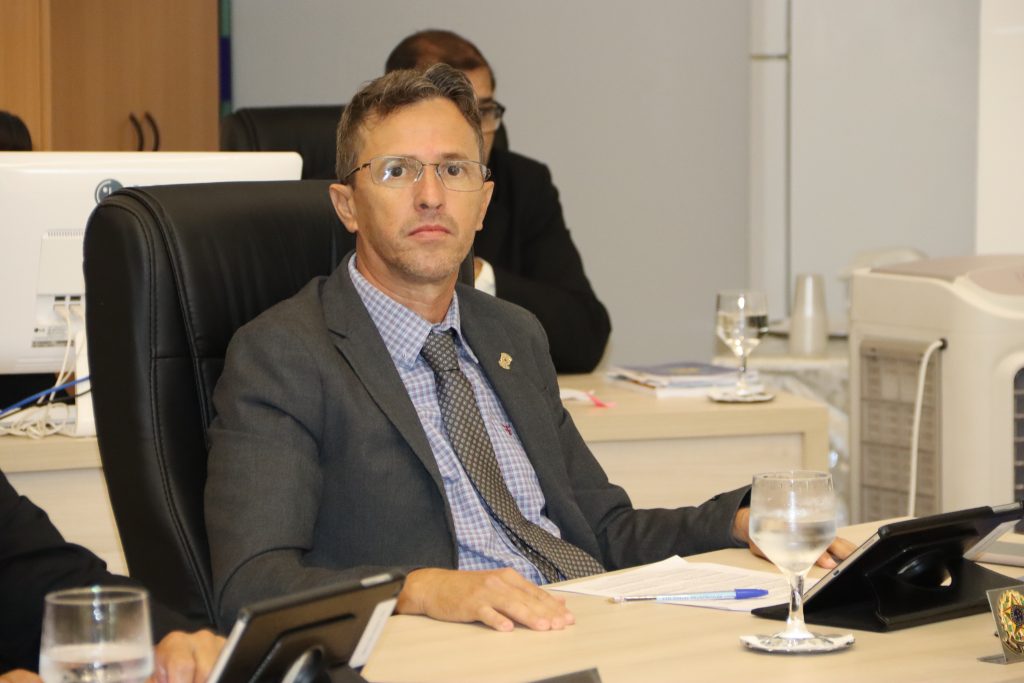 Vereador Ismael do Gasparino solicita instalação de estrutura coberta para ponto de ônibus no Dona Fiíca