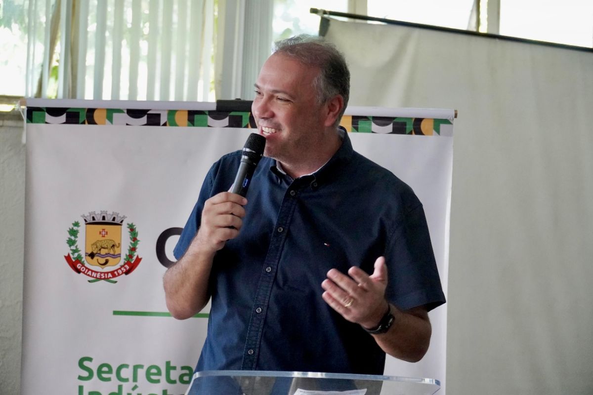 Leonardo Menezes articula junto à Saneago soluções para problemas de água e esgoto em Goianésia