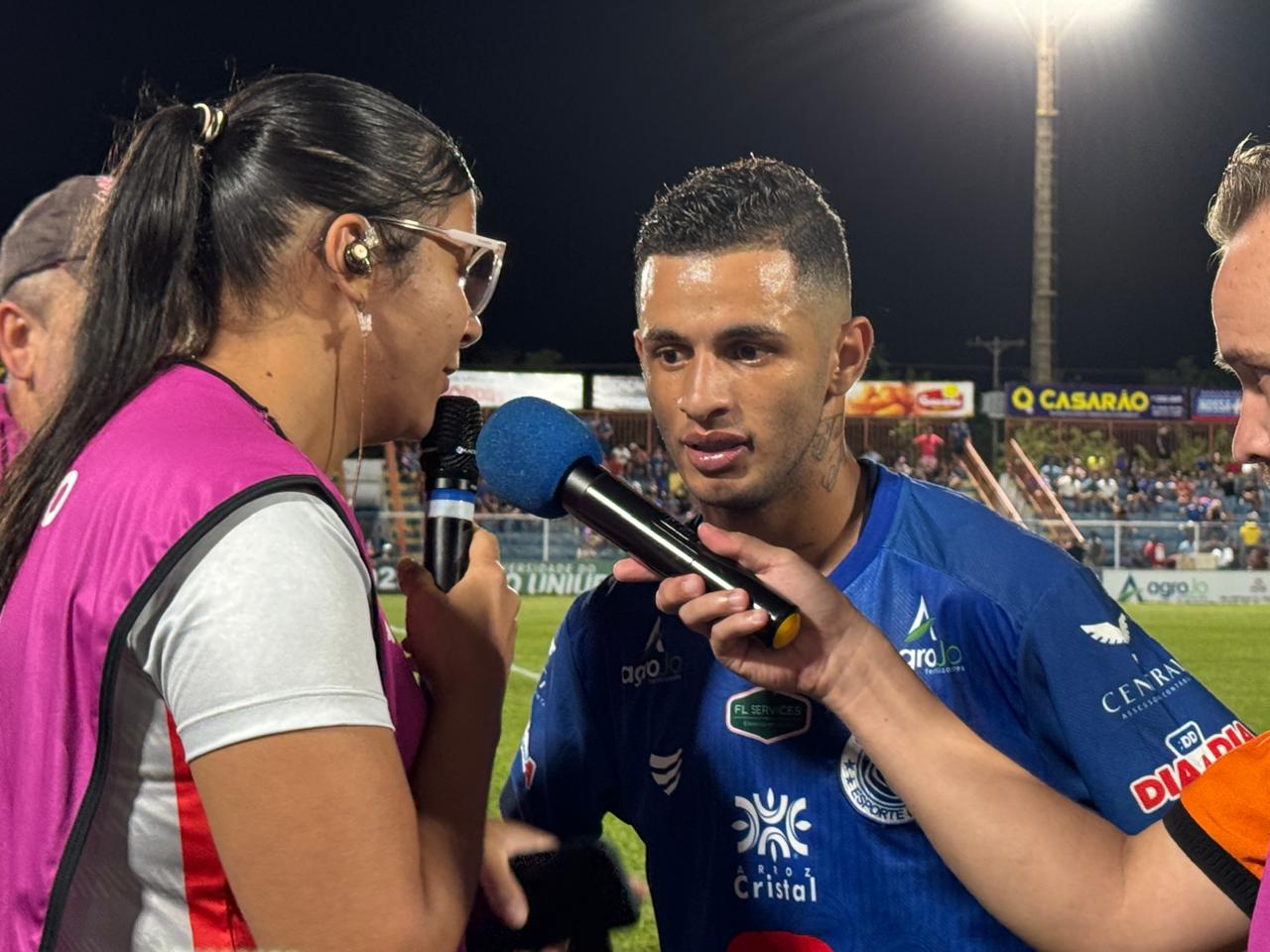 Adria Lima enquanto entrevistava o jogador Sandrinho no intervalo do jogo.
