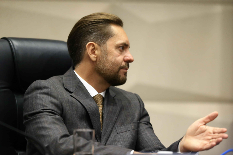 Mais de 5000 comissionados: Presidente da Alego se defende das críticas