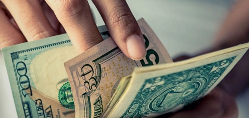 Economia: Dólar volta a recuar e vai a R$ 5,76