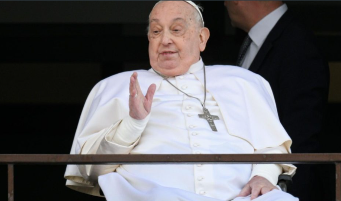 Papa Francisco estava tão doente que médicos pensaram em parar tratamento