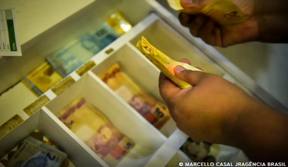 Aposentados e pensionistas começam a receber antecipação do 13º