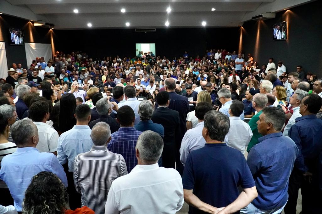 Prefeito Leonardo Menezes mostra força política e mobiliza multidão de lideranças