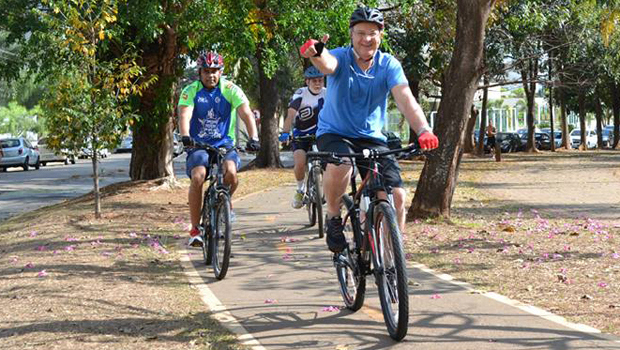 Paulo Garcia vai de bicicleta para o Paço Municipal